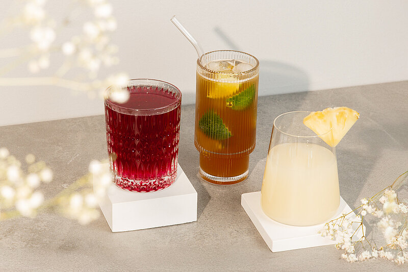 3 unterschiedliche Drinks in verschiedenen Gläsern
