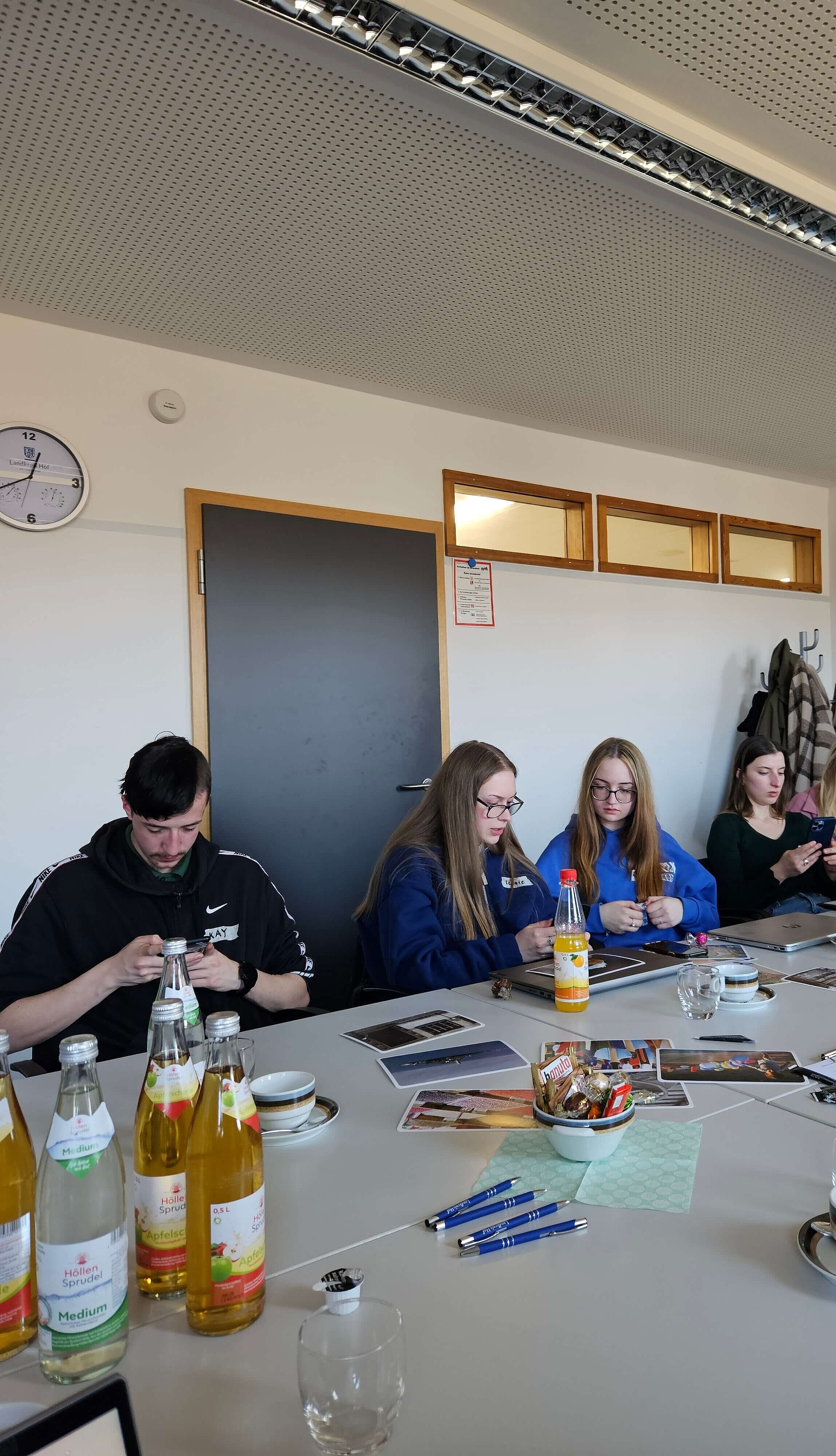 Azubis von Biohealth an einem Tisch beim Deep Fake Workshop