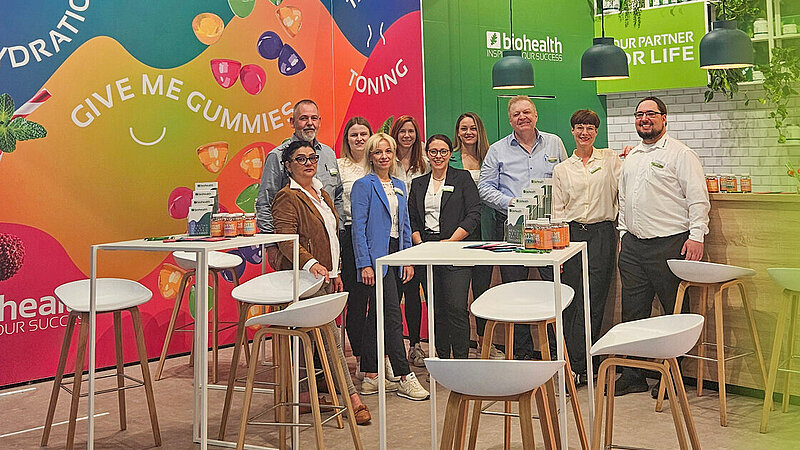 Das Messeteam von Biohealth auf unserem bunten Stand auf der Vitafoods 2024