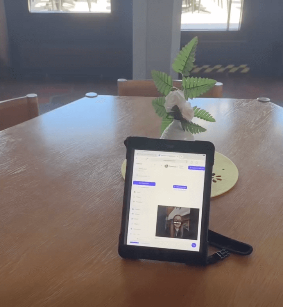 Tablet auf einem Tisch stehend beim Deep Fake Workshop