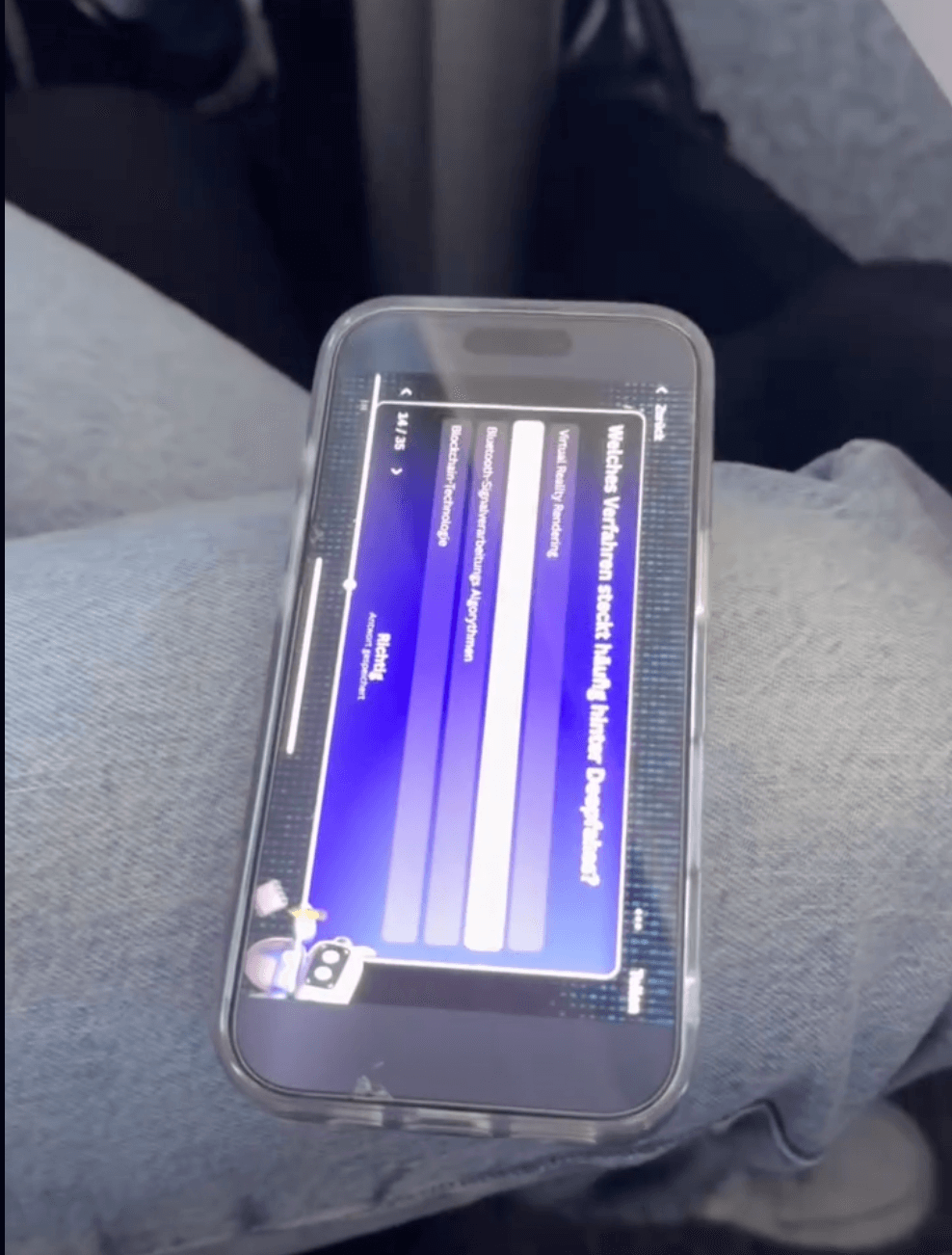 Handy liegt auf einem Bein. Praktische Aufgabe des Deep Fake Workshops