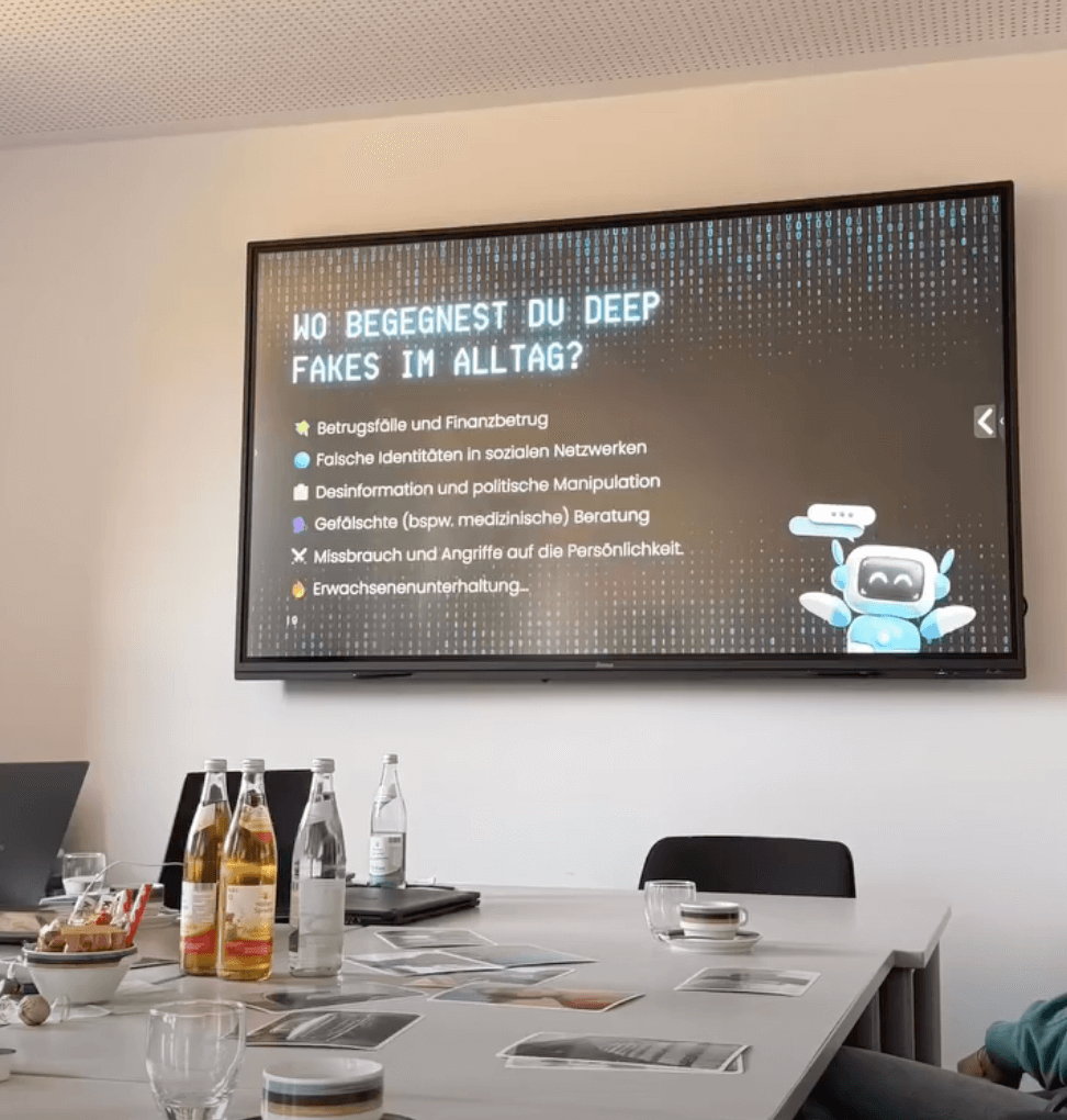 Präsentationsbildschirm an der Wand zum Thema Deep Fake