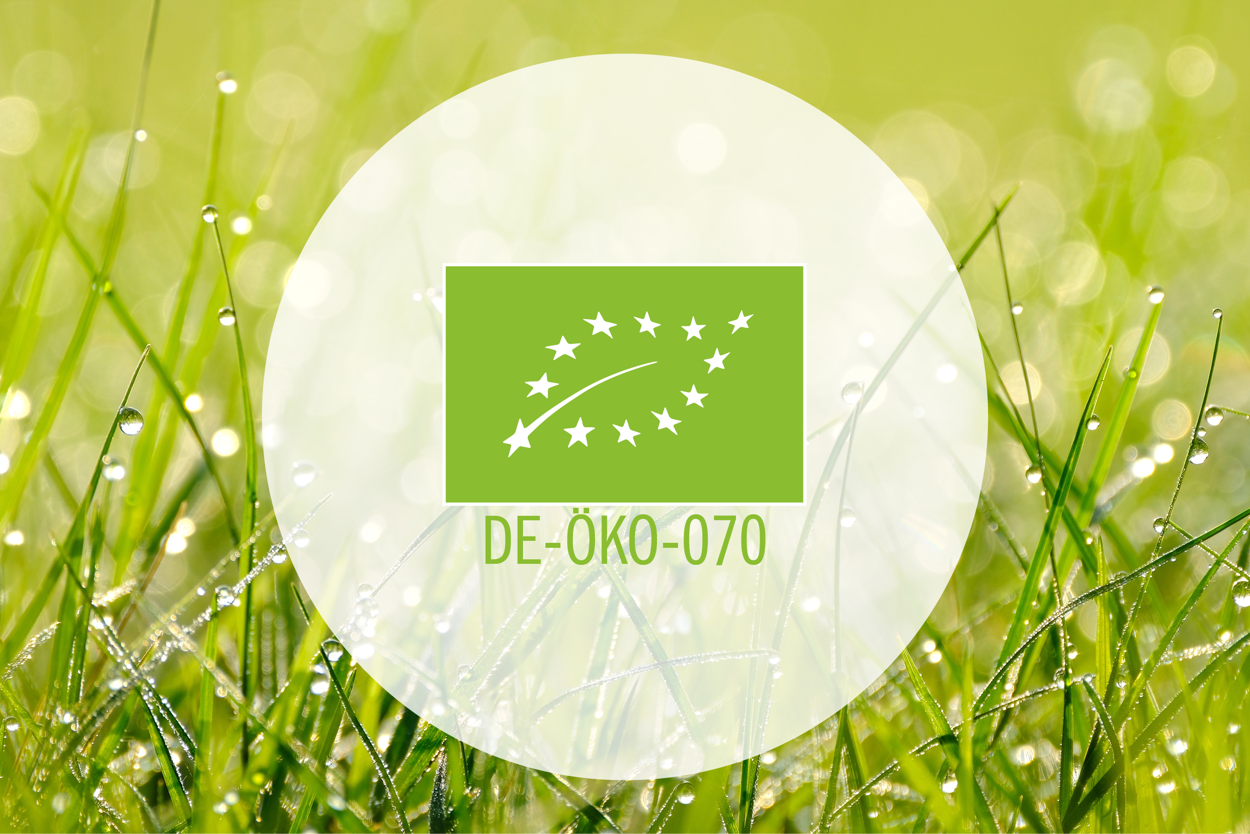 Wiese im Hintergrund, darauf EU Bio Logo