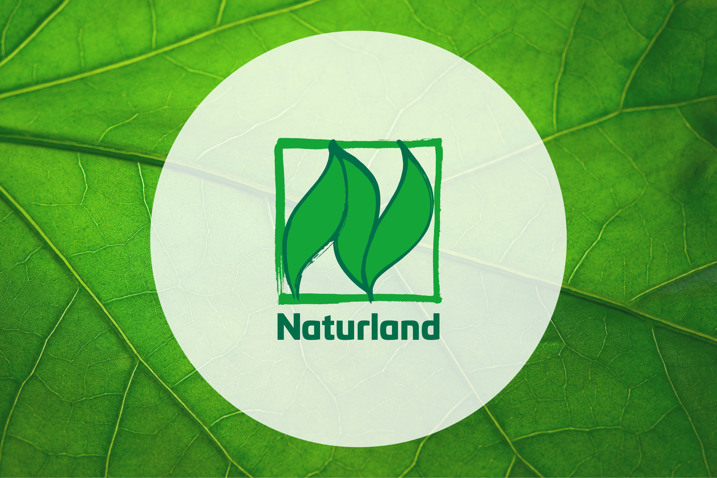Blattstrucktur um Hintergrund, darauf Naturland Logo