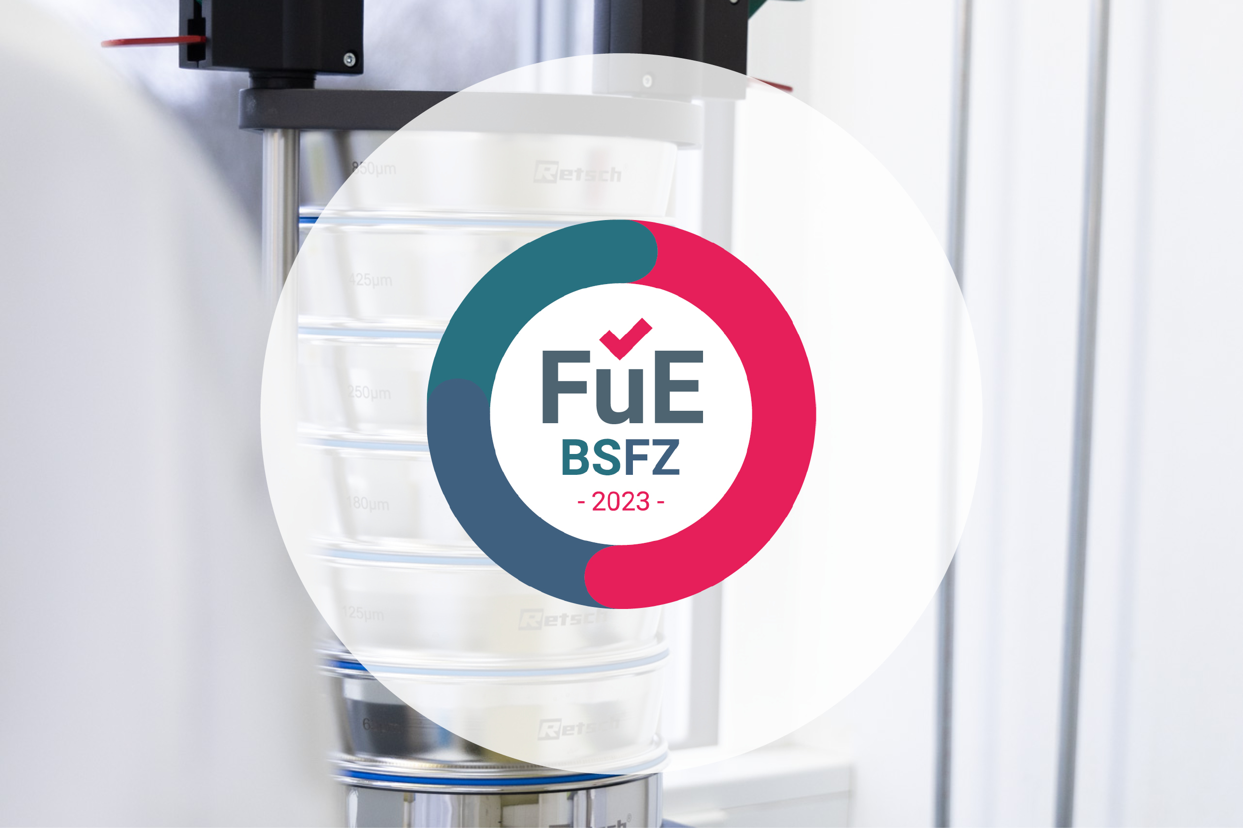 Tablettenpresse, darauf FuE Logo