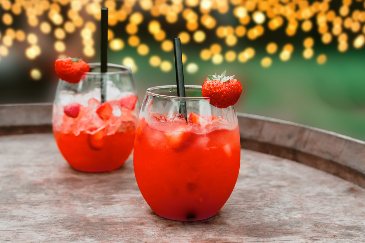 Zwei Gläser Kollagendrink Erdbeerdaiquiri auf einem Tablett