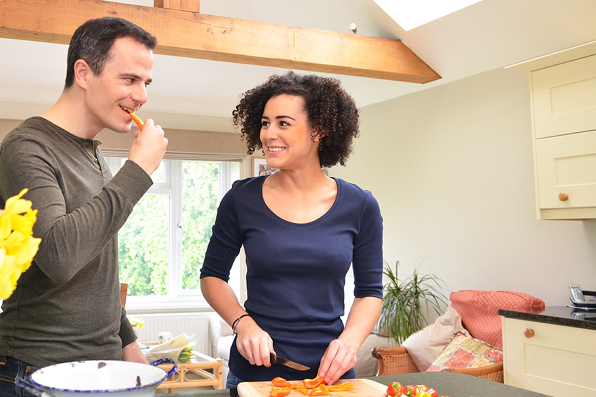 Paar in der Küche beim Kochen von gesunden Mahlzeiten