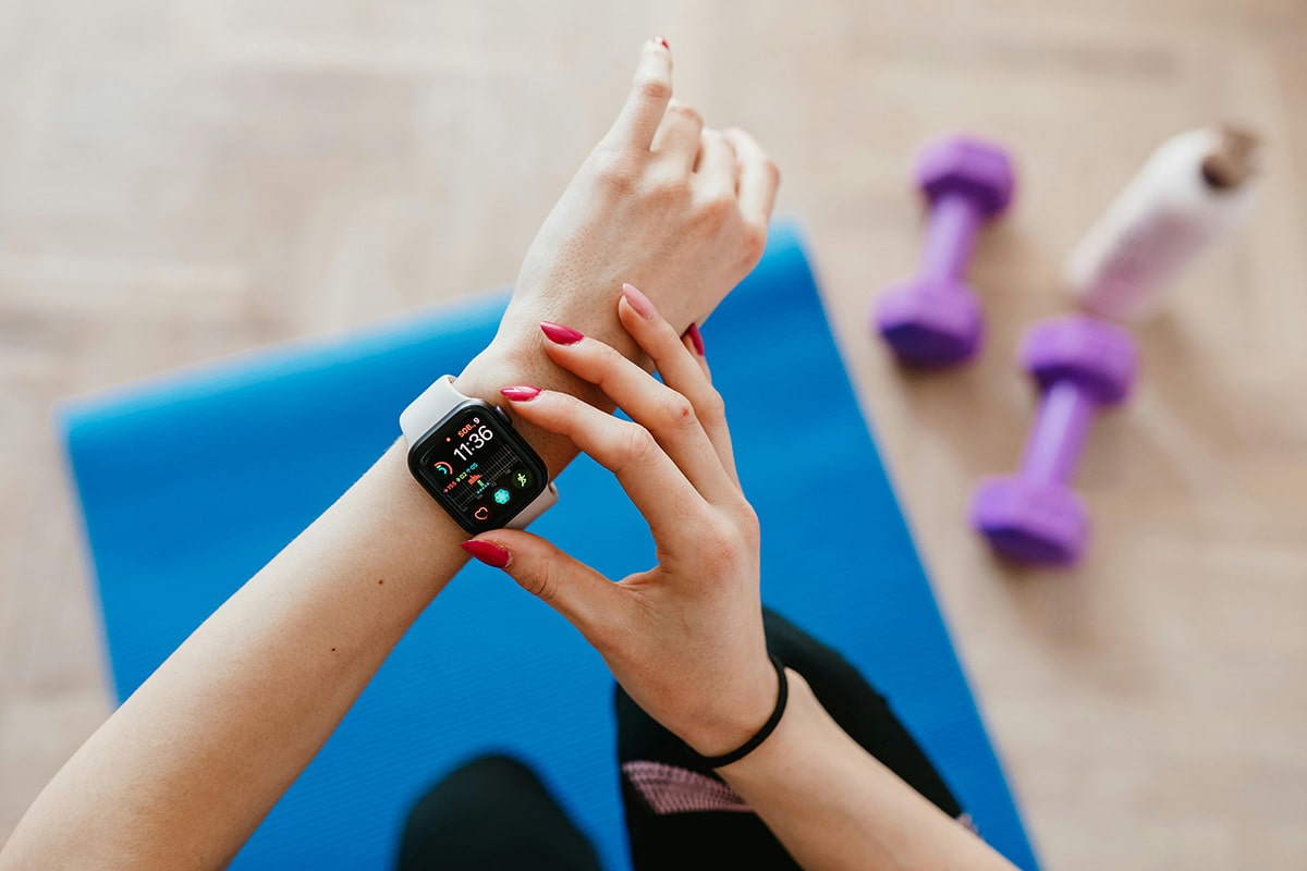 Blick auf eine Smartwatch am Handgelenk einer Jungen Frau