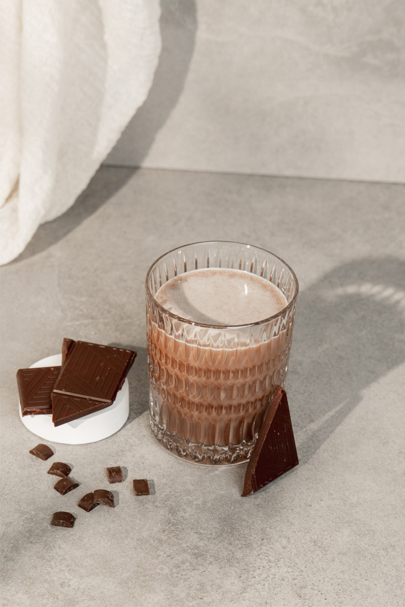 Recovery Drink Schoko von Biohealth, garniert mit Schokolade