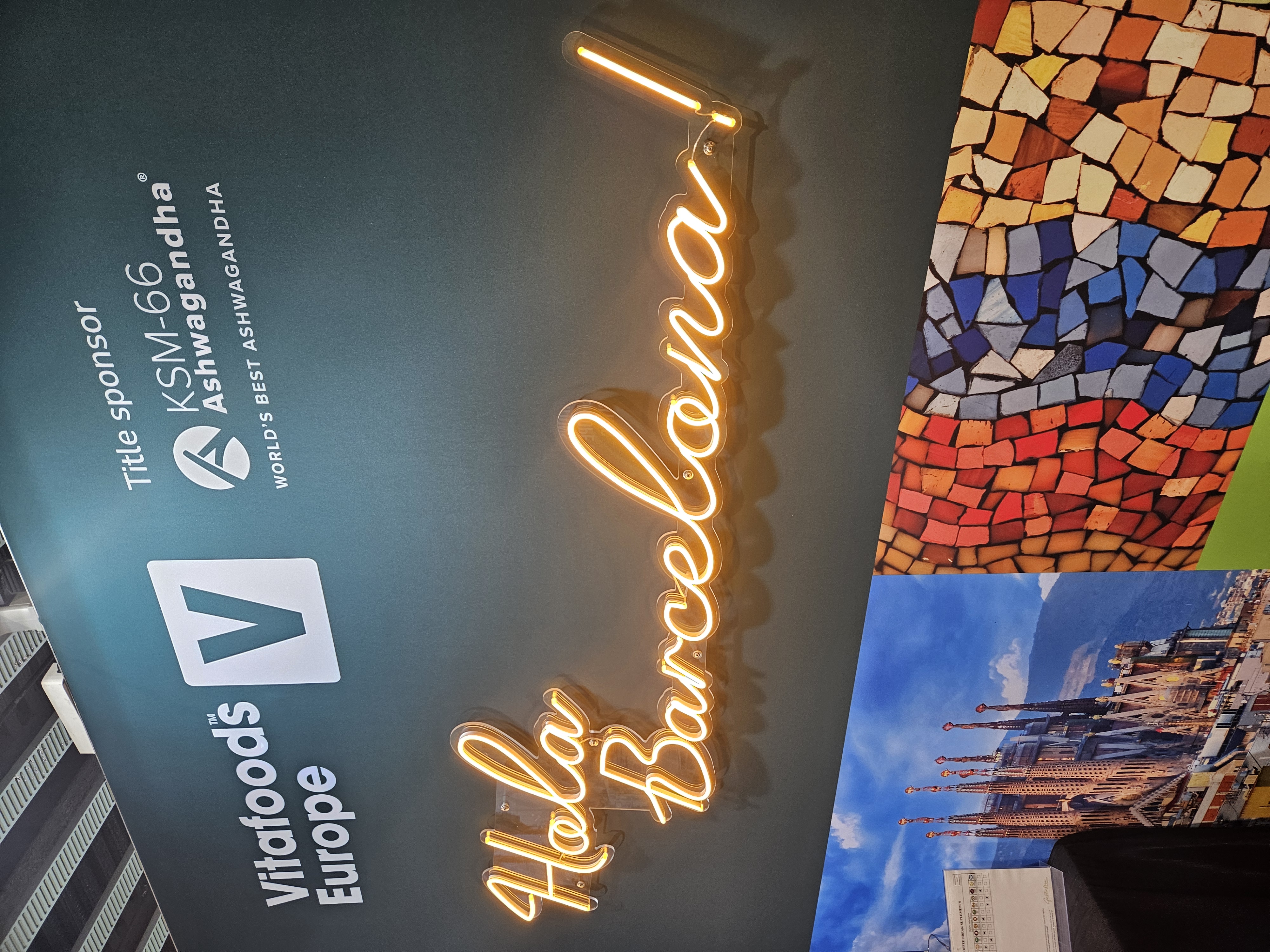Hola Barcelona als Leuchtschild auf der Vitafoods 2025
