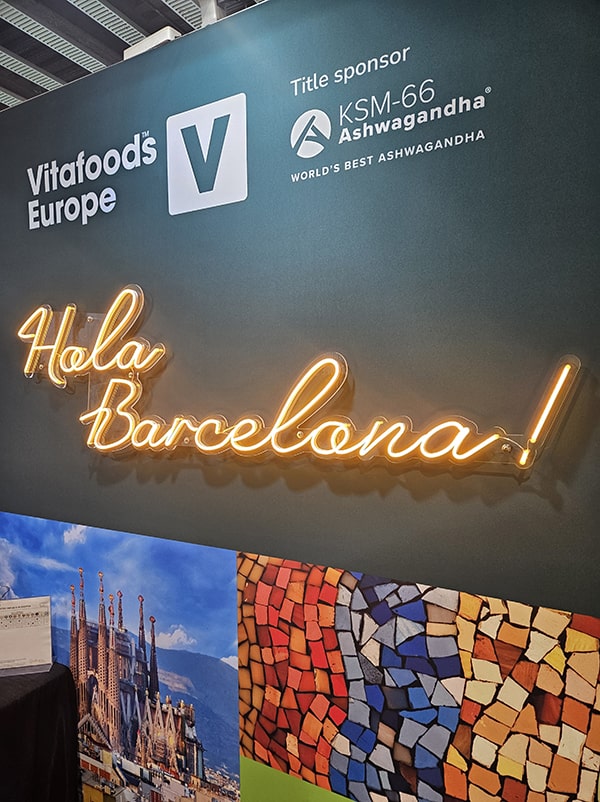 Hola Barcelona als Leuchtschild auf der Vitafoods 2025