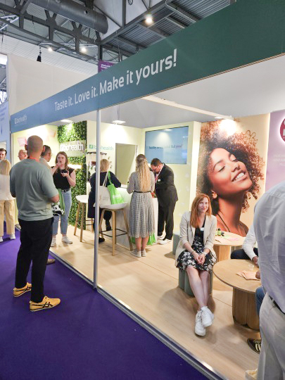 Besucher am Biohealth International Messestand