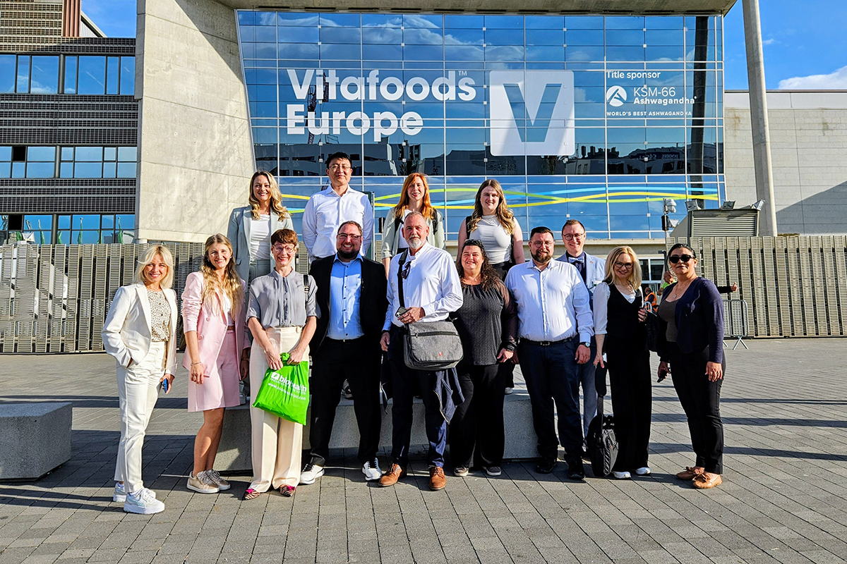 Biohealth Messeteam vor dem Eingang der Vitafoods