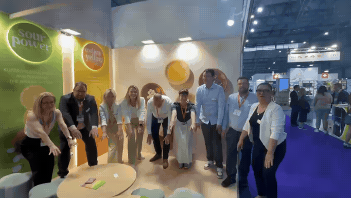 Biohealth Messeteam macht eine Welle vor dem Messestand