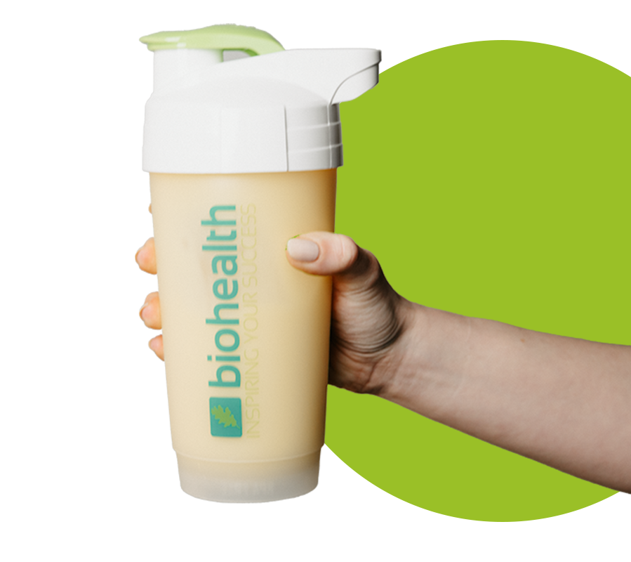 Hand hält einen Biohealth Shaker von rechts ins Bild