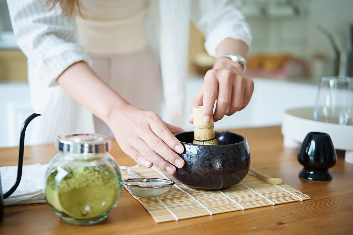 Nahaufnahme von der Zubereitung eines Matcha in einer Schale