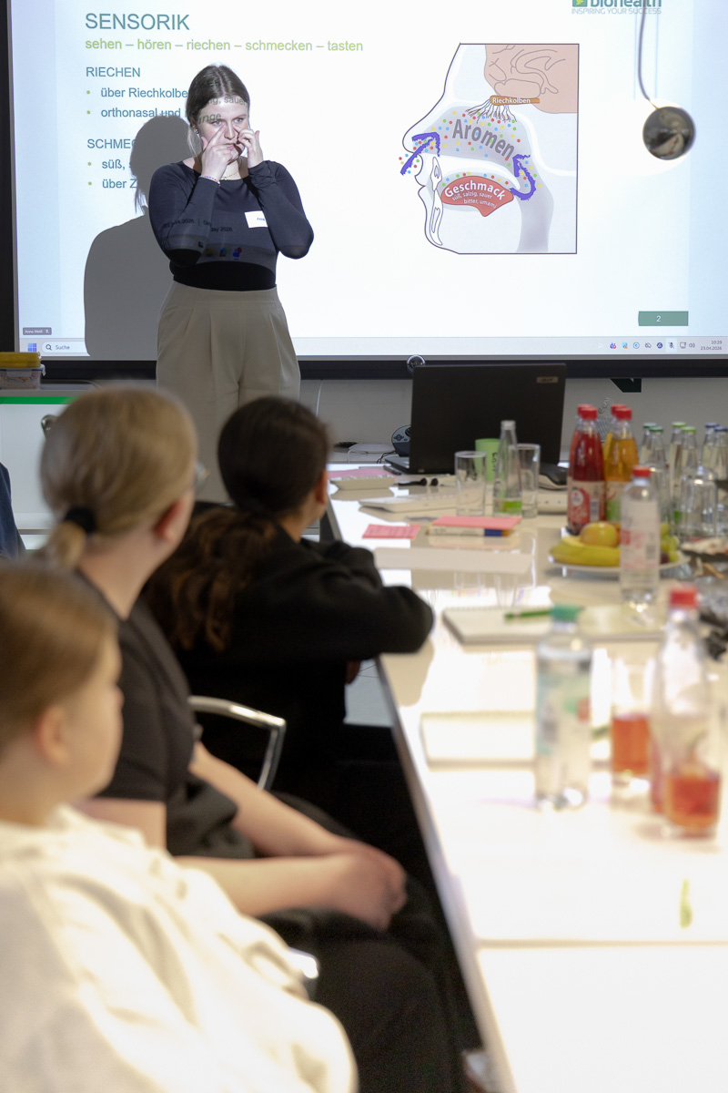 Girls'Day 2026: Unsere Mitarbeiterin bringt den Girls das Thema Sensorik näher