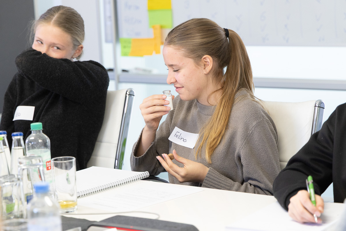 Girls'Day 2026: Die Girls analysieren verschiedene Gerüche und Geschmäcker