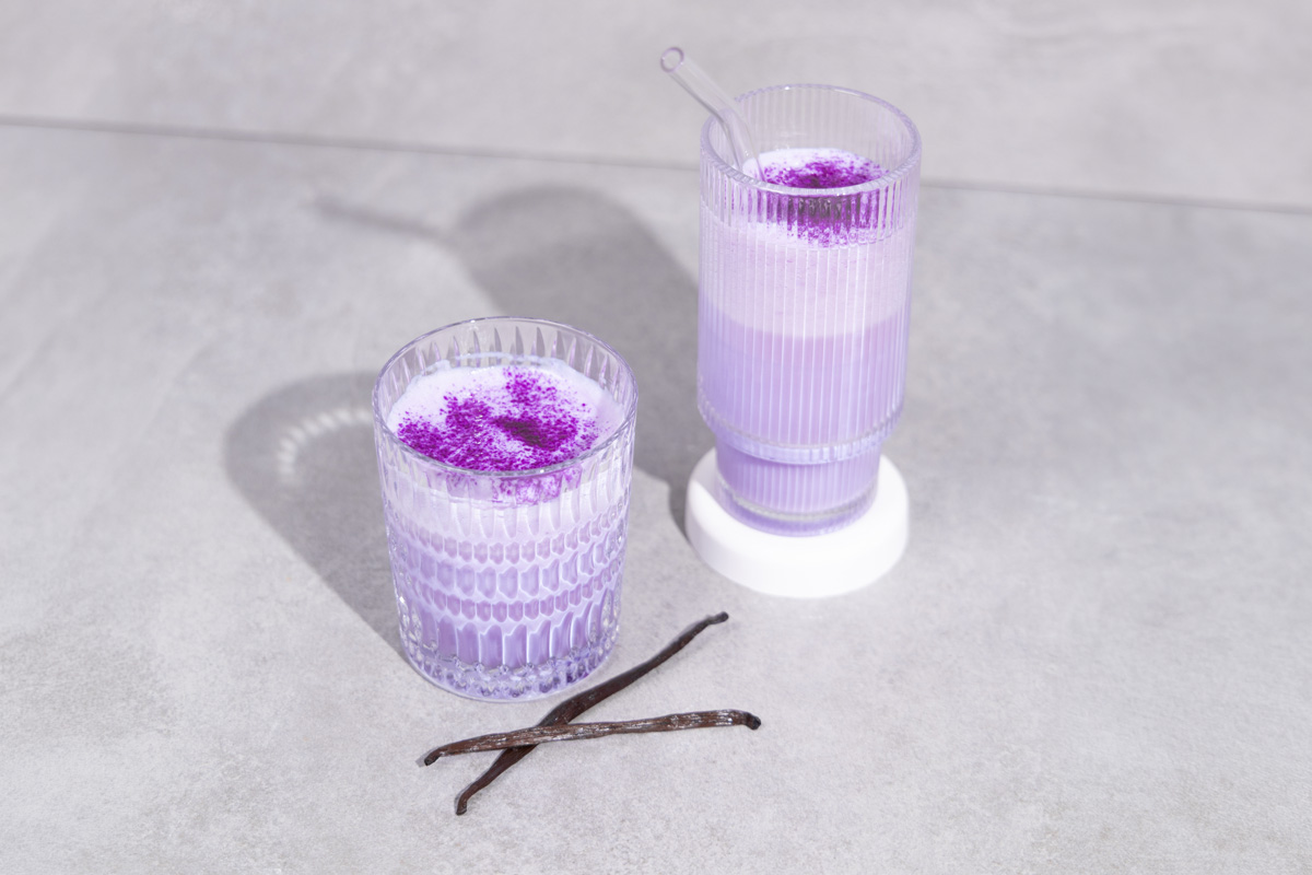 Zwei Gläser voller violettem Ube-Getränk