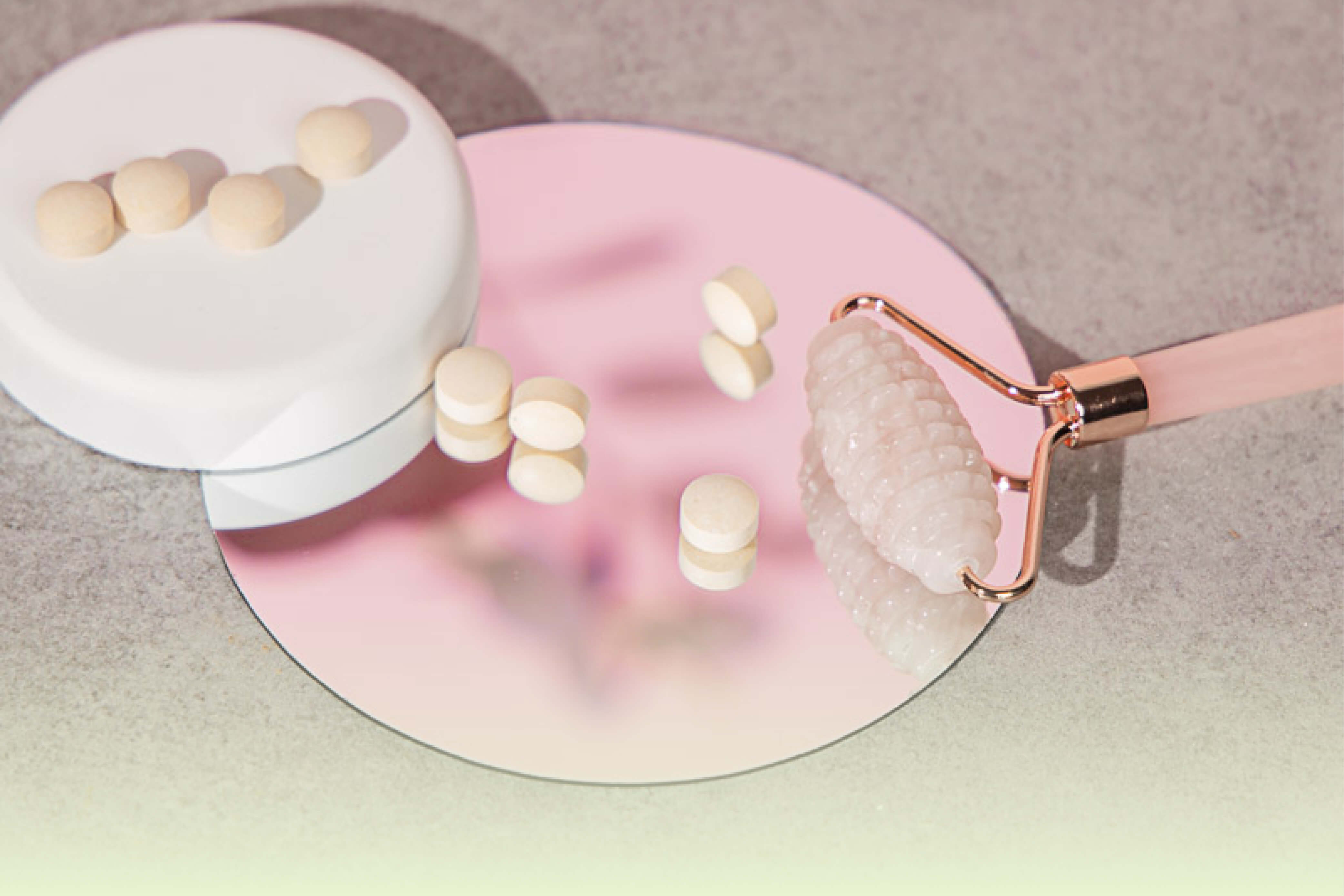 Runde Tabletten liegen auf einem Spiegel