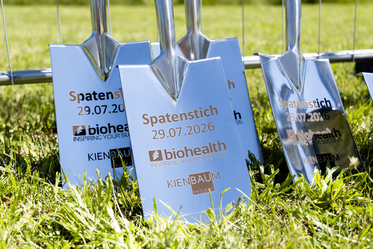 Spaten mit Biohealth-Logo zum Spatenstich