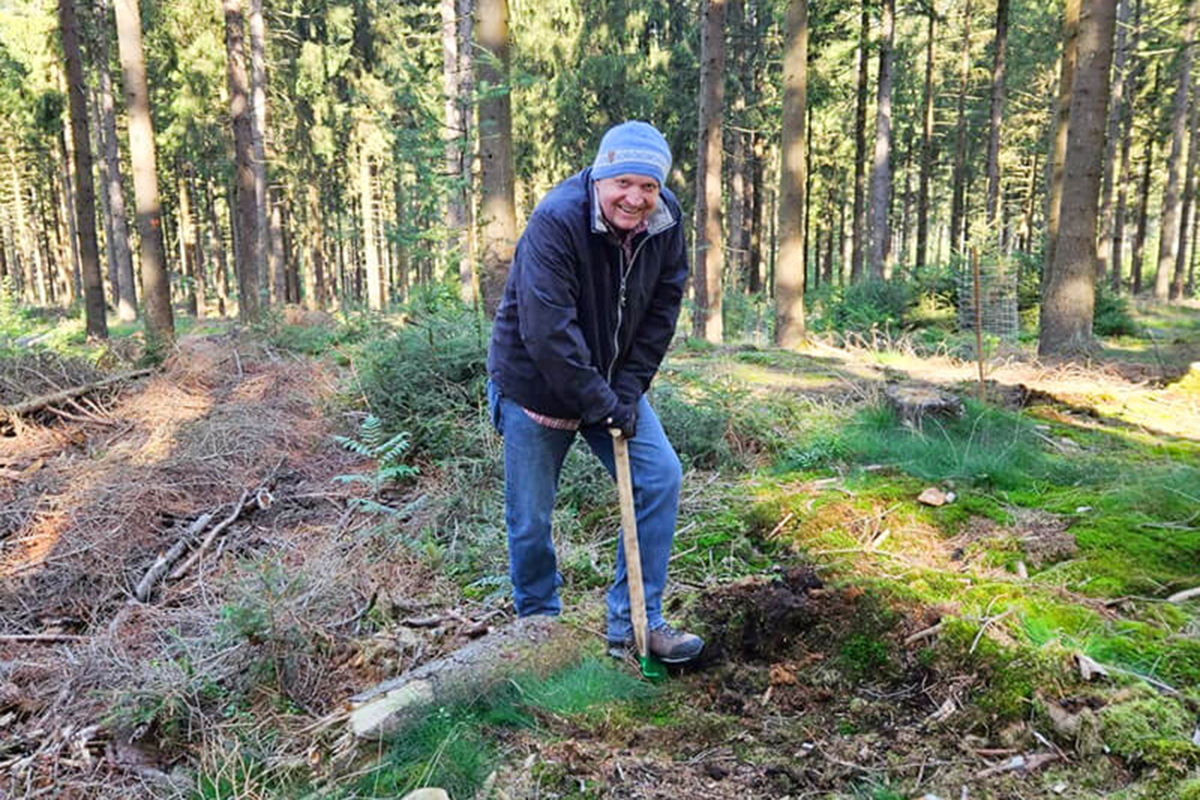 Dr. Peter Pfeilschifter hebt ein Loch für einen Setzling aus