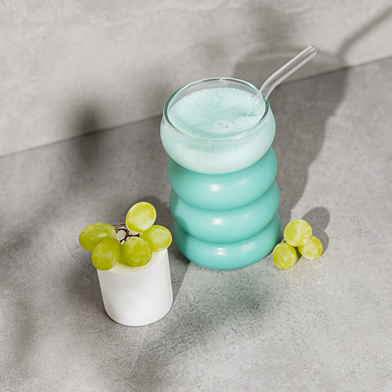 Blauer Weight Gainer Proteinshake aus Lohnherstellung im Bubbleglas mit Trauben