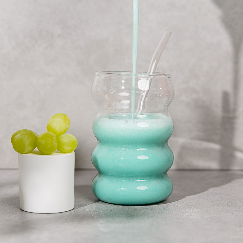 Herstellung Proteinpulver: Blauer Weight Gainer Proteinshake im Bubbleglas von Biohelath im Private Label
