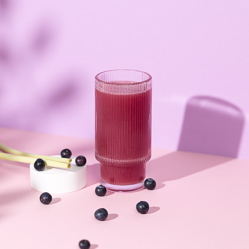 Frauengesundheits-Drink Eve Relief mit Acaibeeren udn Zitronengras in einem hohen Glas