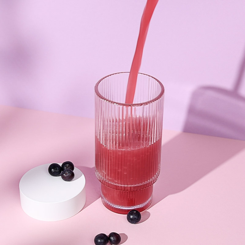 Frauengesundheits-Drink Eve Relief wird in ein hohes Glas eingegossen