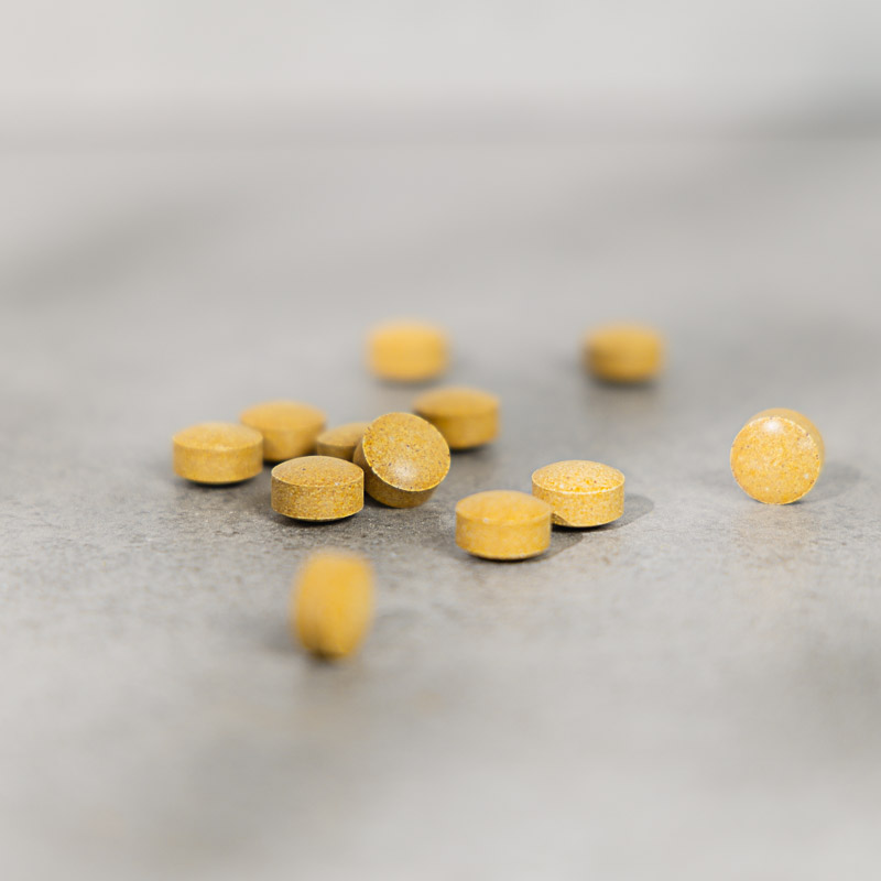 Gelbe Femme Fertil Tabletten zur Unterstützung der Frauengesundheit als Nahaufnahme
