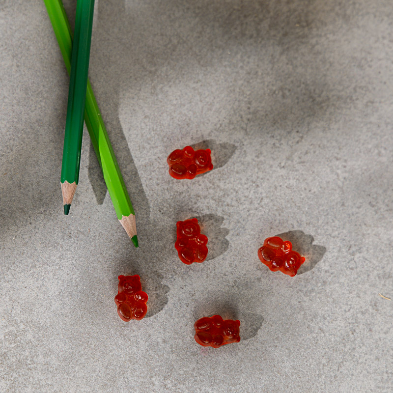 Gummies liegen zwischen Stiften