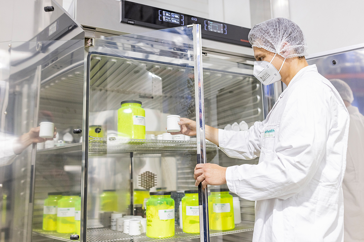 Qualitätssicherung bei Biohealth überprüft Lebensmittelsicherheit