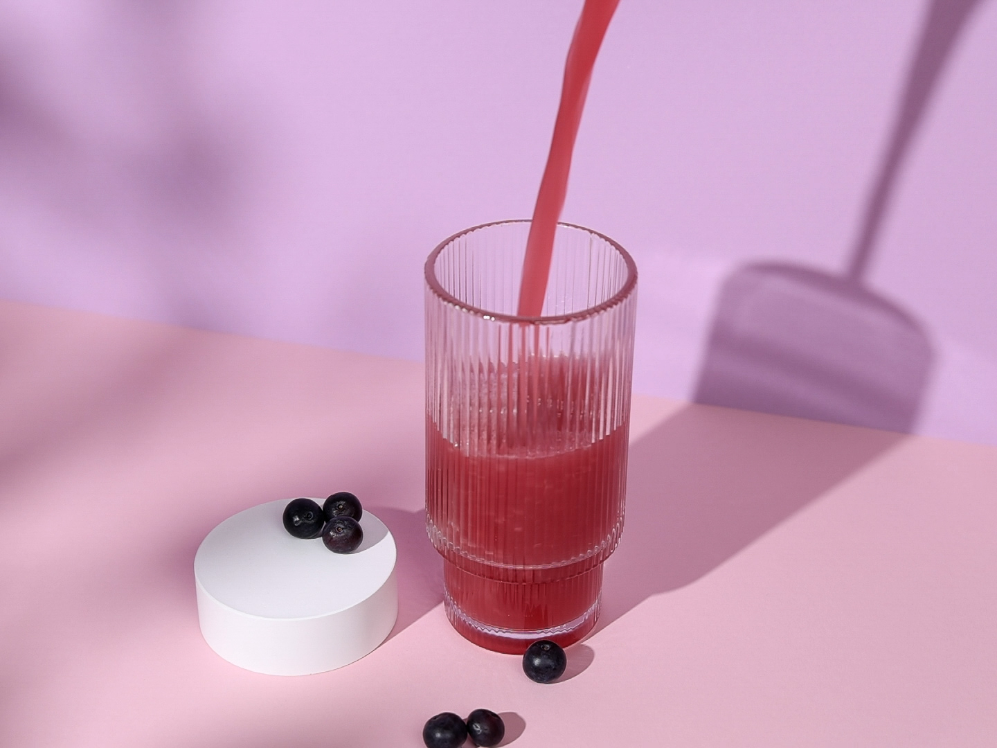 Halb volles Glas, in das Eve Relief eingegossen wird