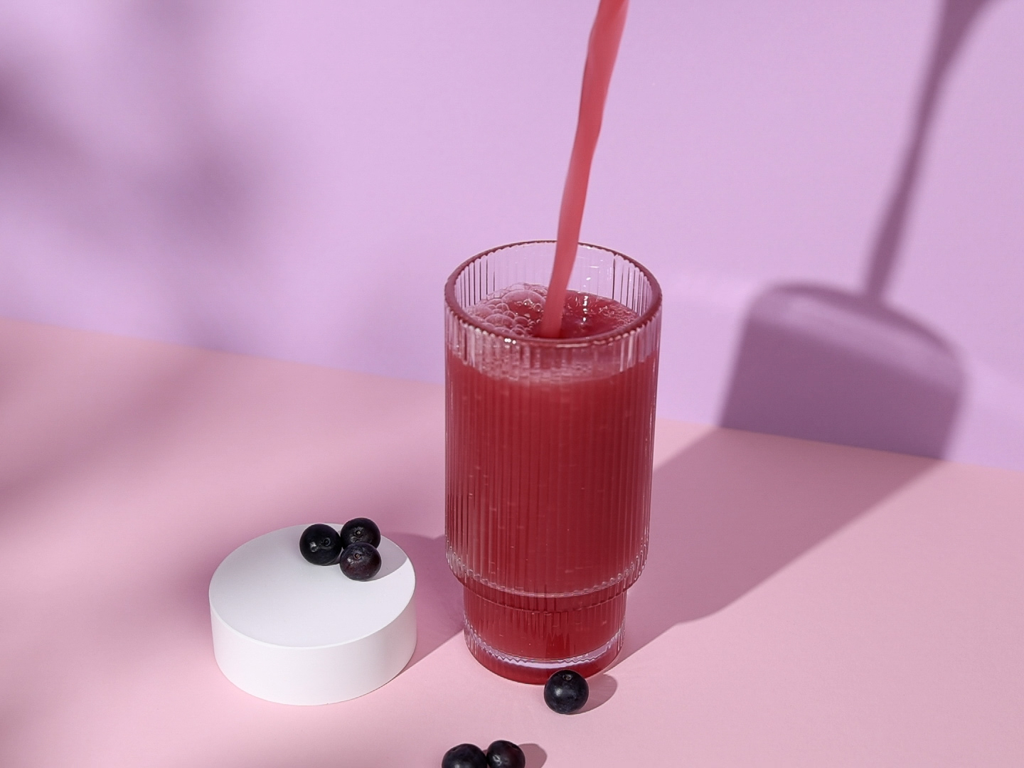 Volles Glas, in das Eve Relief eingegossen wird