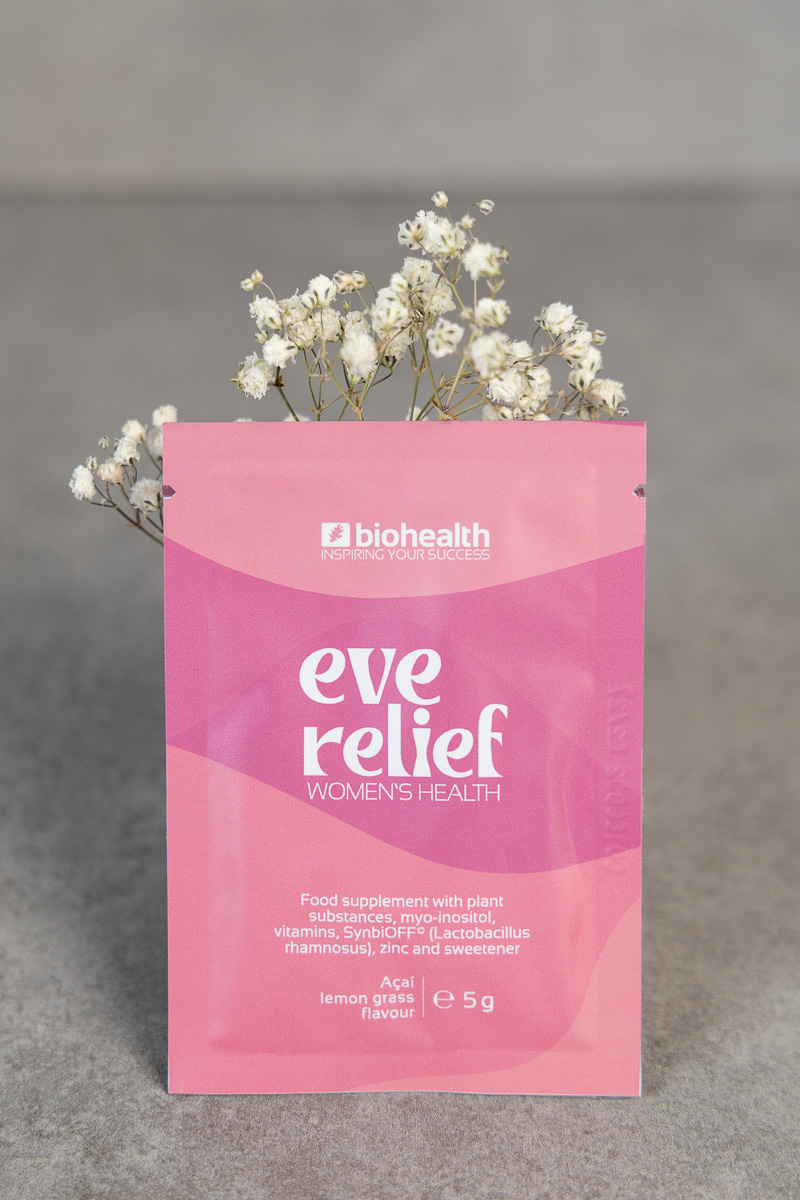 Eve Relief Sachet in Rosetönen mit Schleierkraut im Hintergrund