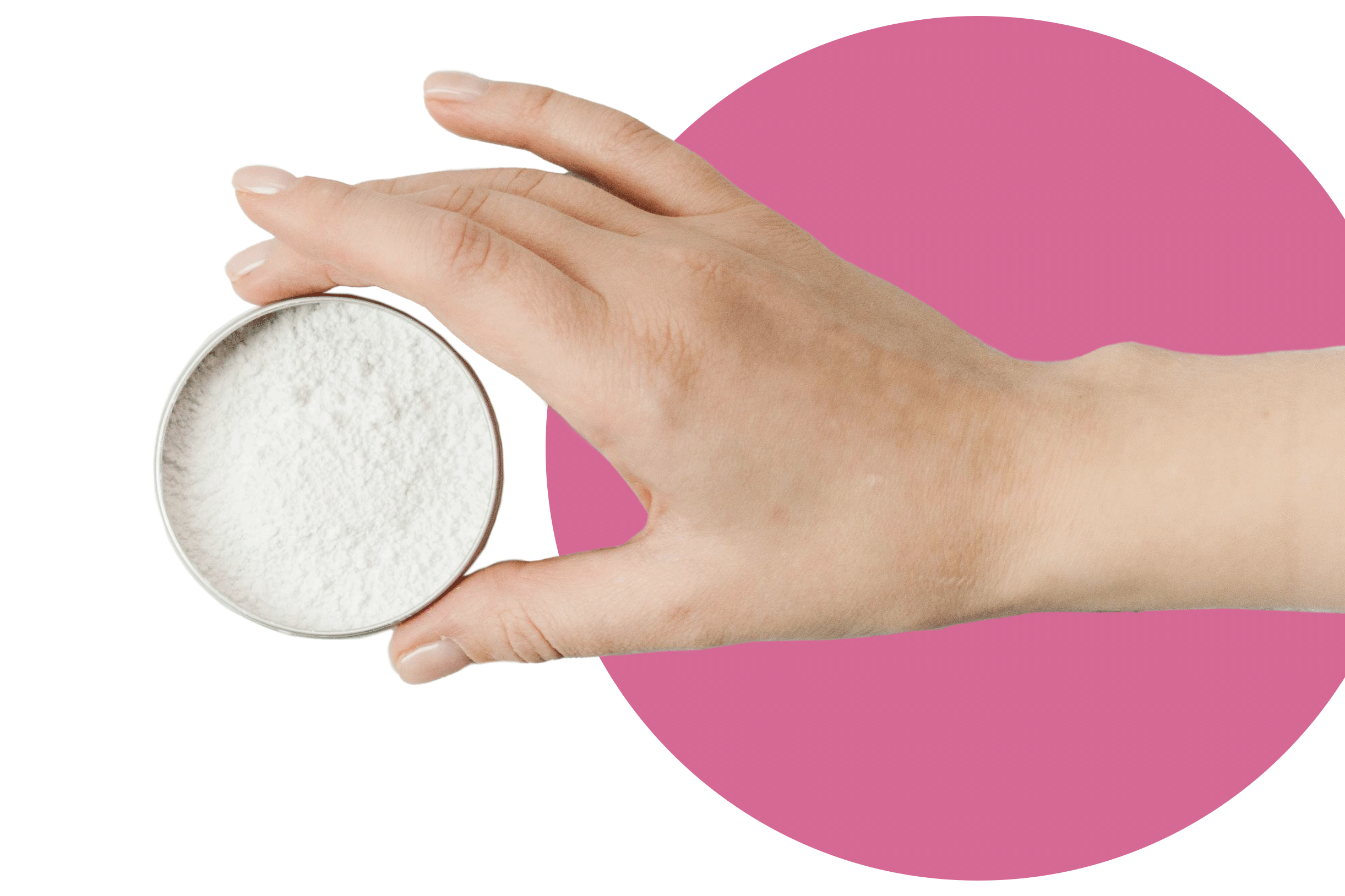 Freigestellte Hand, die eine Schälchen mit Pulver hält auf rosefarbenem Kreis