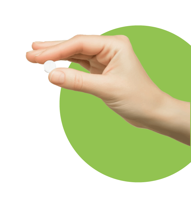 Freigestellte Hand mit Sour Power Lutschtablette vor grünem Kreis