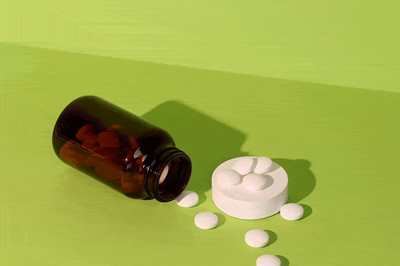 Sour Power Tabletten fallen von oben ins Bild