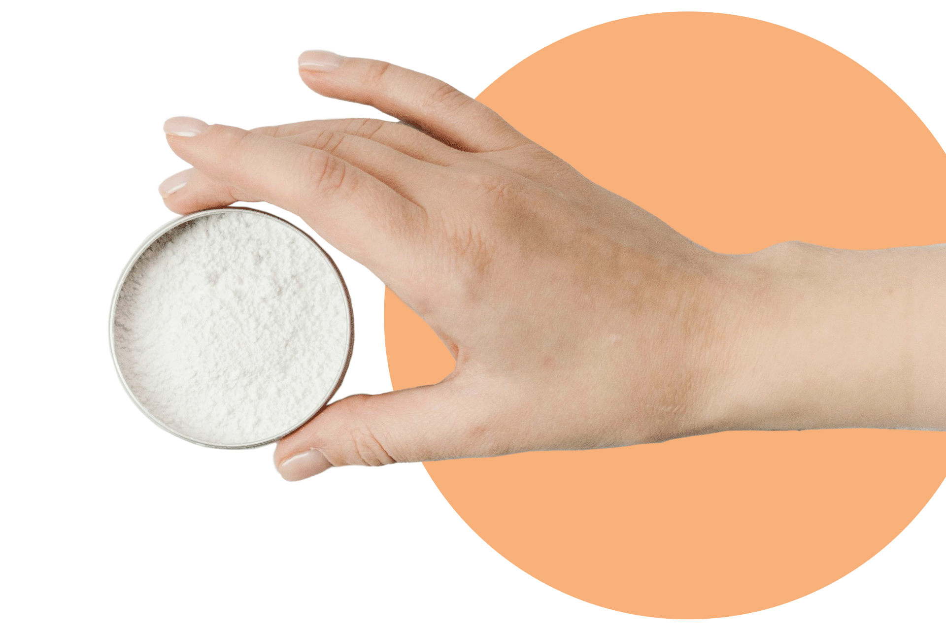 Freigestellte Hand, die eine Schälchen mit fermentiertem Proteinpulver hält auf pfirsichfarbenem Kreis