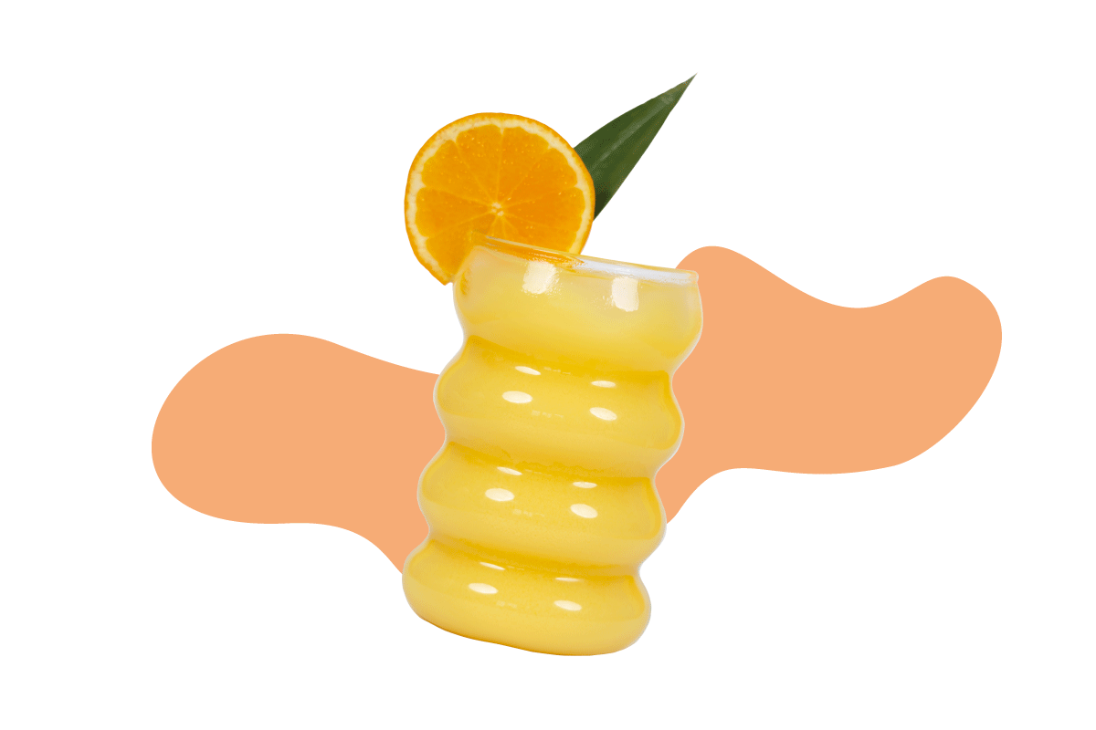 Glas mit gelben Mellow Yellow Drink vor organischer Form in pastelligen orange