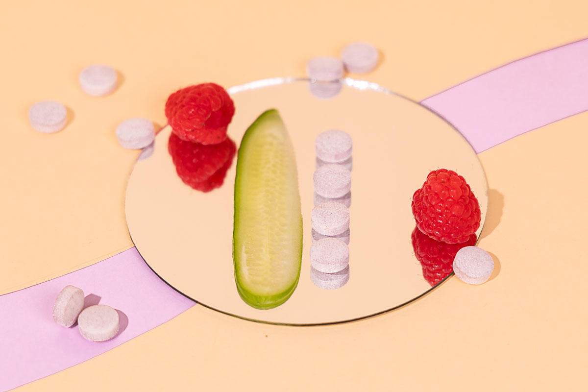 Magic-Melt-Tabletten neben Gurke und Himbeeren